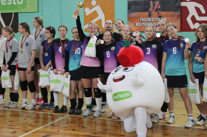 Туровский молочный комбинат выступил партнером Полесской волейбольной лиги и поддержал юных спортсменок